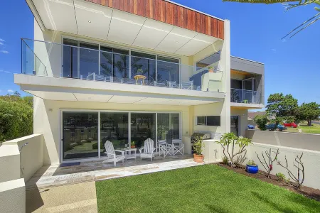 Beachside 880  beachfront luxury Apartment with Sunset views from the balcony. Отели в г. West Busselton