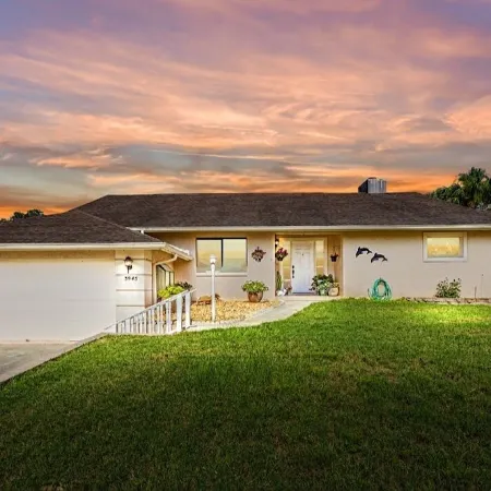 Dont Miss This Waterfront Deep Canal.Gulf Access.Pool Home! Pool Table.Sleeps8.