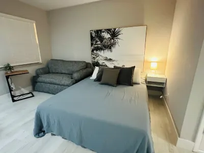 Like New - Studio Apartment with Separate Kitchen, Wifi & DirectTV Walgreens附近的飯店