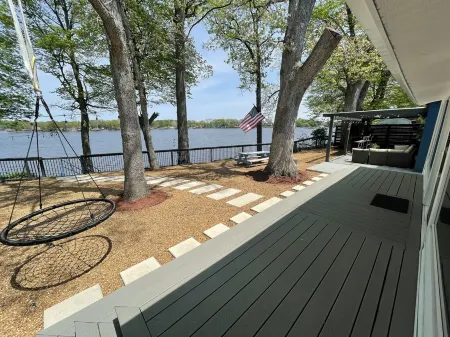 Lake front house with beautiful views and walking distance to Indiana Beach.