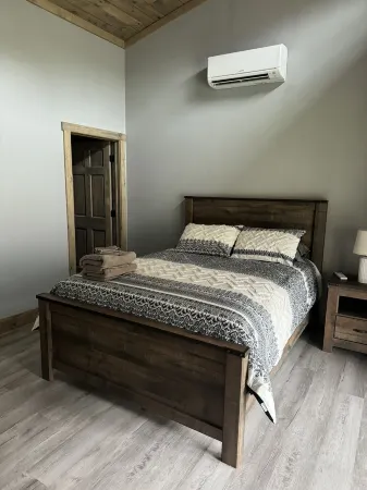 Gone Fishing cabin- family-friendly, riverfront & minutes from East Branch Lake.