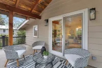 Lux UO Campus Hills Modern Tree House, 2 King Beds