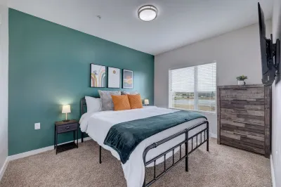 Plush 1Br Cal King Suite Close to Everything H-E-B附近的飯店