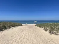 Cabana style vacation home, w/HOT TUB & easy stroll to beach, sleeps 16.