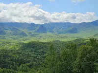 Creekside Cabin with 3 Bedrooms, 2 Full  Baths East of Gatlinburg
