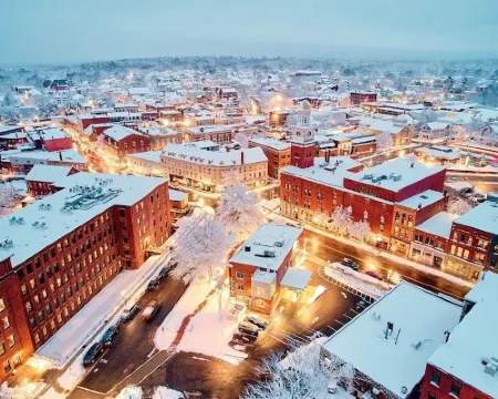 Spacious Home Close to Beaches! 3BR, Dog & Family Friendly, 30 Mins to Portland Hotels in Biddeford