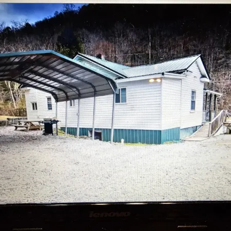 Spacious riding retreat 4 BR Outlaw House/ ATV Riding 10beds-Large Parking