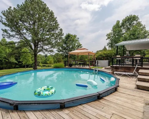 Charming 4-bedroom house with WiFi and AC in French Lick with country setting 弗倫奇利克酒店
