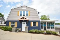 Blue Heron Haven on High Rock Lake - Hot Tub on Dock- Lakeside Firepit & Arcade!