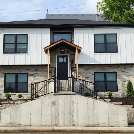 Historic Downtown Hermann Getaway-Walk to Wineries, Shops and Restaurants!