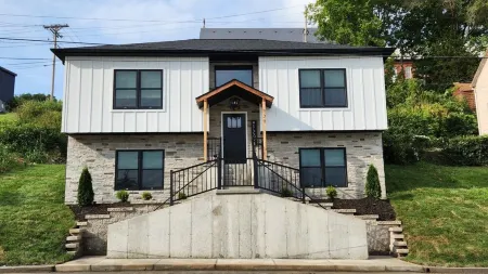 Historic Downtown Hermann Getaway-Walk to Wineries, Shops and Restaurants!