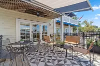 Waterfront, Sunset Views! Historic Dwtn-King Bed-Luxury with Free Parking!
