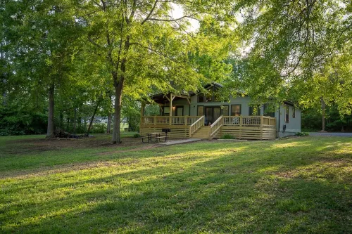 Paw Paw's Fish Tales Cabin on Lake Guntersville with 2 slip Boat Dock - Chalet