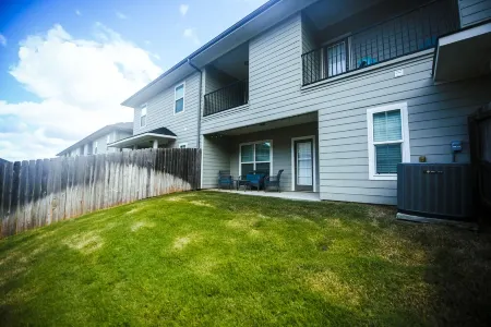 Beautifully furnished townhome! Spacious Aggie retreat! Отели в г. Бразос