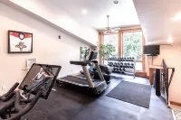 Luxury, Remodeled Retreat w/ Ski Slope Views Throughout! Walk to Gondola & Shops - Kylpyammeita