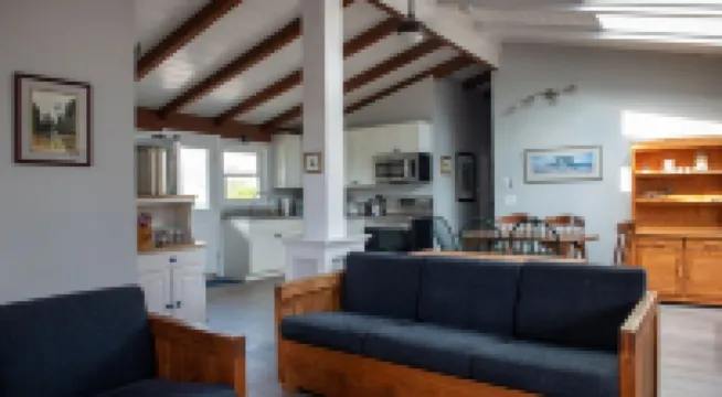 Airy beach cottage steps away from Pine Point Beach!