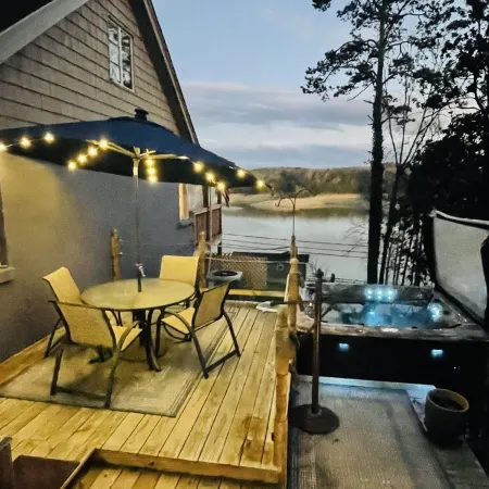5bd~4ba Near Smoky Mountains Attractions~Majestic Views, Hot Tub, FirePit SMORES