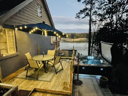 5bd~4ba Near Smoky Mountains Attractions~Majestic Views, Hot Tub, FirePit SMORES