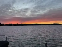 Lakefront Cottage with Gorgeous Sunsets Отели в г. Фокс Лейк