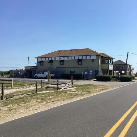 PRIVATE//QUITE /COZY / / OCEAN VIEW / COUPLES GETAWAY. WALK TO FOOD & LIVE MUSIC