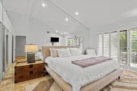 Palm Valley CC - Platinum Membership-Modern condo on the 9th Fairway! Sweet Pea Hotels in 