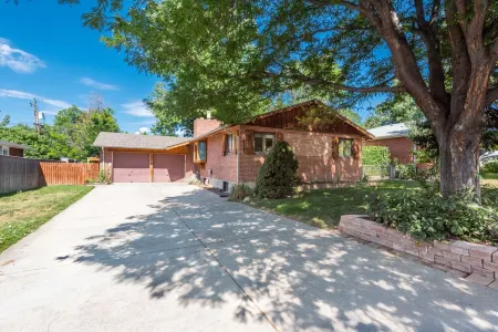 New Listing! Olde Town Arvada home with easy access to Red Rocks and Denver Отели рядом с достопримечательностью «The Well House Assisted & Senior Living of Arvada»