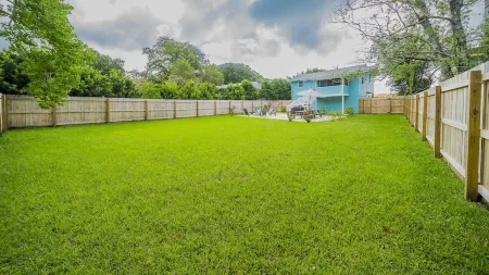 Pet-friendly* Walk Everywhere* Southport* Gameroom* Sleeps 10