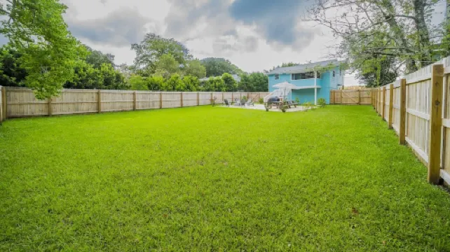 Pet-friendly* Walk Everywhere* Southport* Gameroom* Sleeps 10