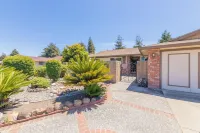Peaceful Single Floor Home. BBALL Hoop . 4 TVs. Wifi. SF Bay Area Hotels near California State University, East Bay