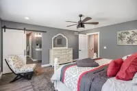 New Home! Quiet location- only 3 minutes to Notre Dame- Sleeps 12