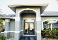 Beautiful waterfront home, pool & new interior on canal! Hotels near Circle K