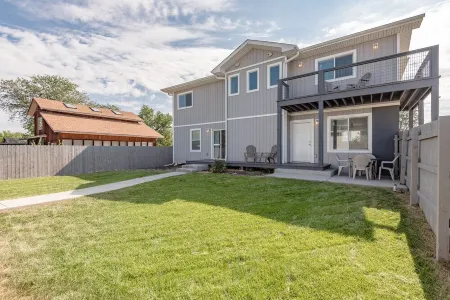 EXPLORE CO-Perfect for fams/groups. Close to DIA.