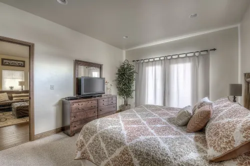 Lovely Home w/Pristine Interior-Back Porch w/ Mountain Views- Quiet neighborhood