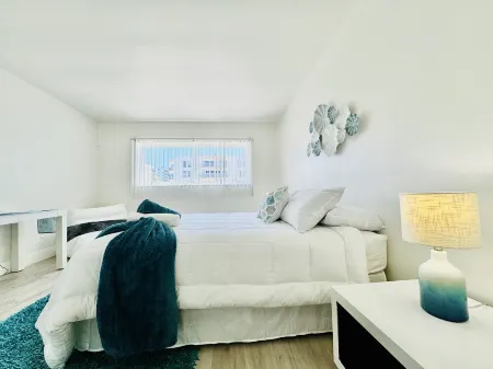 Coastal Charm: Waterfront, Free Parking, walk to the beach Отели рядом с достопримечательностью «Ancient Spanish Monastery»