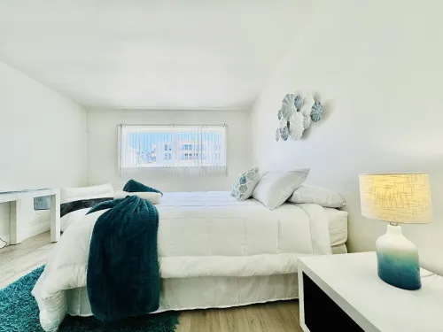 Coastal Charm: Waterfront, Free Parking, walk to the beach