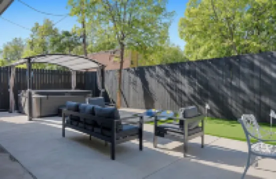 Sleeps 20 in FW Stockyards w HotTub & MiniGolf