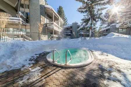 Sundowner Retreat/Central Mammoth/Walk DT/Sleeps 8 Отели в г. Маммот-Лейкс