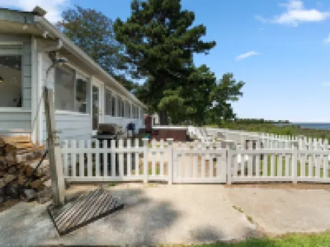 The Beach Retreat is a cozy beach Villa with Hottub overlooking a private beach. Hotels in Cople