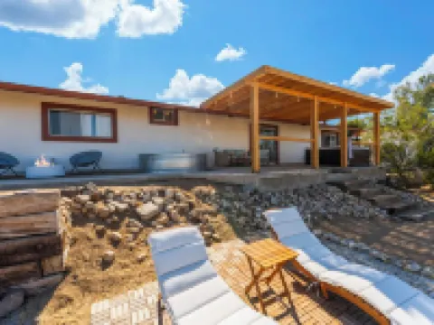 Desert Ruby: Stargaze, Spacious, Hot Tub, Fire pit, Fenced, Pet Friendly Hotels in Yucca Valley