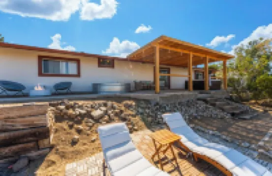 Desert Ruby: Stargaze, Spacious, Hot Tub, Fire pit, Fenced, Pet Friendly