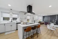 Chic and cozy home near the hospital: 3 comfy rooms, TVs, stylish amenities.