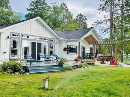 Edgewater at Long Lake - Lakeside Jacuzzi, Fireplace, Fenced in Yard for Pets