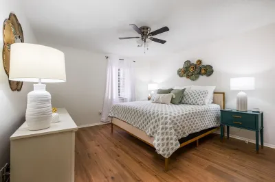 Cozy 2-bedroom condo in the heart of Homewood/Vestavia, minutes from Samford/UAB Hotels near Cumberland School of Law