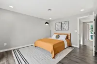 New! Modern Home w/ Spectacular Views +Hot tub