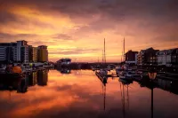 Beautiful Dawn - relax with stunning marina views