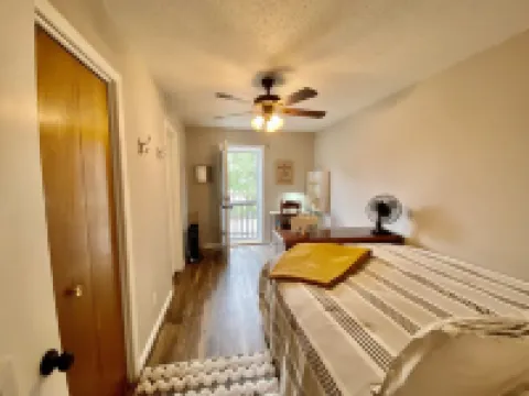 Charming& Cozy Cabin walking distance to downtown and trails