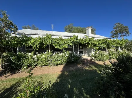 Chaffcutters Cottage - Pet friendly cottage in idyllic rural setting.