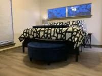 Artistic 2-Bedroom Loft Downtown Hotels in 