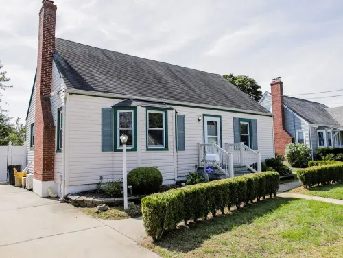 Great Family Times In this lovely Cape with Resort style backyard