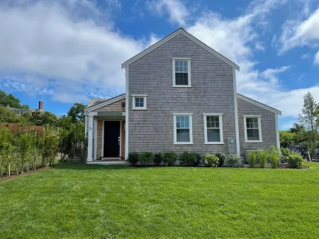 Charming new construction 4br cottage in town